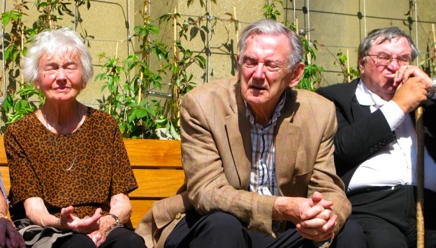 Local residents enjoying afternoon sunshine in the Marchmont Street Community Garden (© London Intelligence)