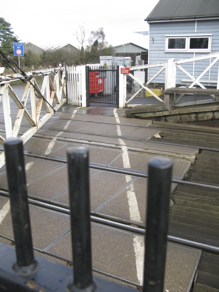 Footpath crossing gates, unlocked at this moment, allow users to cross (Photo: © London Intelligence)