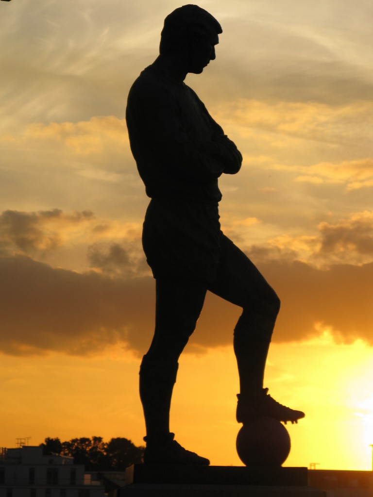 A statue of Bobby Moore at Wembley Stadium (© London Intelligence)