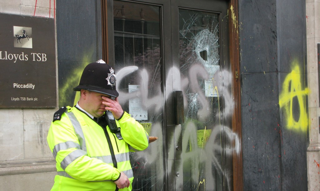 Pressure point: law and order protects banks and property whilst upholding people's right to protest (© London Intelligence).