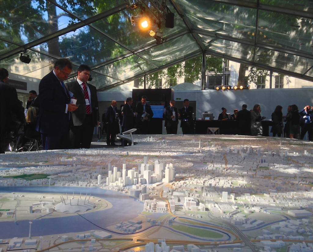 LREF 2015 delegates talk over Pipers' London model © London Intelligence 2015